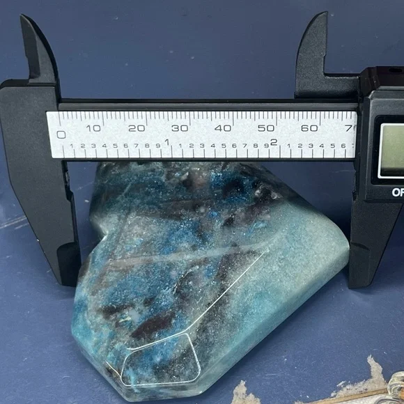 Trollite Crystal Angular Heart - Picture 6 of 8